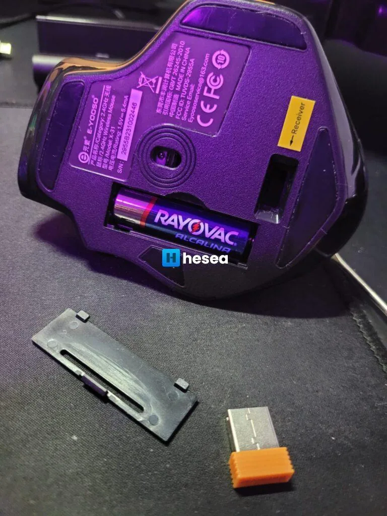Parte inferior do mouse com seu plug usb-a